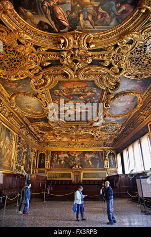 Beeindruckende Dekoration in den Kammern des Palazzo Ducale, Venedig, Veneto, Italien. Stockfoto