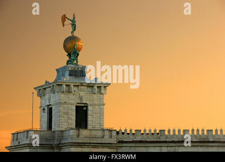 Die Wetterfahne am Punta della Dogana, Sestiere di Dorsoduro, Venedig, Veneto, Italien. Stockfoto