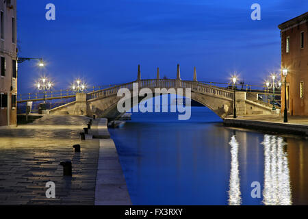 Der Ponte ("Brücke") San Biasio Delle Catene, über Rio dell'Arsenale im Sestiere di Castello, Venedig, Veneto, Italien. Stockfoto