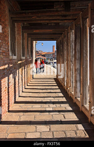 Arcade ("Sotoportego") auf der Insel Murano, Venedig, Veneto, Italien Stockfoto