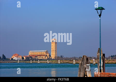 Die Chiesa di Santa Maria Assunta (rechts) und die Chiesa di Santa Fosca (links), Insel Torcello, Venedig, Veneto, Italien. Stockfoto