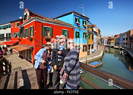 "Selfie" vor den bunten Häusern der malerischen Insel Burano, Venedig, Veneto, Italien. Stockfoto