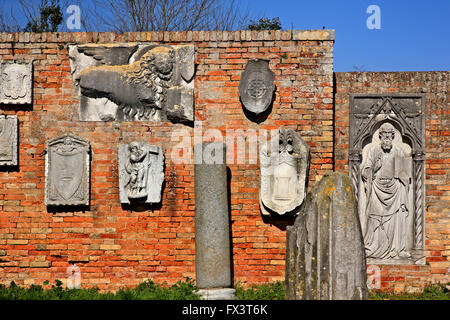 Ausstellungen außerhalb des Museums von Torcello, Insel Torcello, Venedig, Veneto, Italien Stockfoto