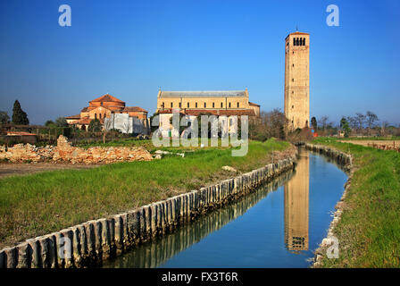 Die Chiesa di Santa Maria Assunta (rechts) und die Chiesa di Santa Fosca (links), Insel Torcello, Venedig, Veneto, Italien. Stockfoto