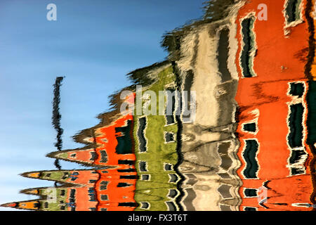 Bunte Häuser (umgekehrte Spiegelbild) der malerischen Insel Burano, Venedig, Veneto, Italien. Stockfoto