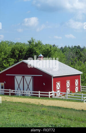 Gut gepflegte rote und weiße Scheune mit weißen, Holz Zaun, in der Nähe von Galena, Ilinois, USA Stockfoto