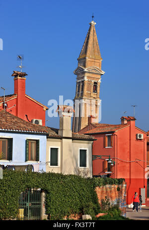 Der verstellbare Bell Turm von San Martino hinter bunten Häusern der malerischen Insel Burano, Venedig, Veneto, Italien. Stockfoto