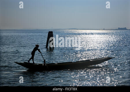 Junge Frau, die Ausbildung für die Vogalonga Regatta in Burano Venetto Insel, Venedig, Italien. Stockfoto