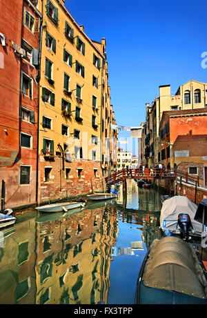 Der Kanal, der das Ghetto (links), die Insel der Juden, von dem Rest von Venedig, im Sestiere di Cannaregio trennt. Stockfoto