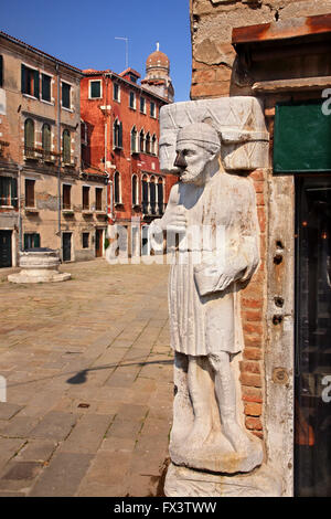 Die Statue des "Sior Rioba" am Campo dei Mori ("Platz der Mauren") Sestiere di Cannaregio, Venedig, Veneto, Italien Stockfoto