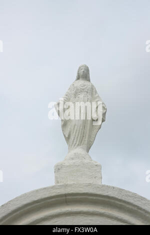 Verwittert, weiße Statue auf einem Friedhof, New Orleans, Louisiana. Stockfoto