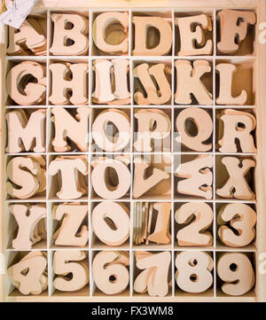 Handwerk-Schaufenster aus Buchstaben und Zahlen aus MDF zum Verkauf 2016 für 20p geschnitten Stockfoto