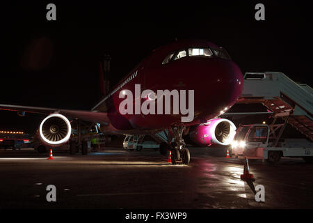 Kiew, Ukraine - 27. März 2011: Wizz Air Airbus A320 Flugzeug wartet auf die Passagiere am Flughafen in der Nacht Stockfoto