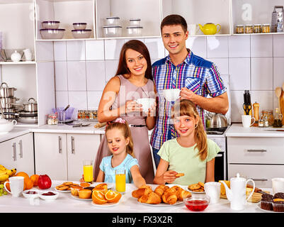 Große Familie mit zwei Kindern frühstücken in der Küche. Stockfoto