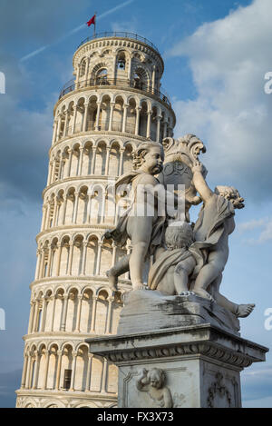 Tagesansicht über den schiefen Turm und die Statue von Putti-Brunnen (Fontana dei Putti), Pisa, Toskana, Italien Stockfoto