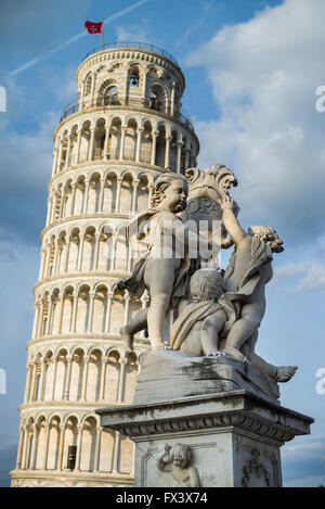 Tagesansicht über den schiefen Turm und die Statue von Putti-Brunnen (Fontana dei Putti), Pisa, Toskana, Italien Stockfoto