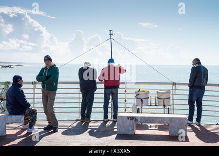 Fischer an der Pier in Marina di Massa, Toskana, Italien, EU, Europa Stockfoto