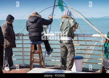 Fischer an der Pier in Marina di Massa, Toskana, Italien, EU, Europa Stockfoto