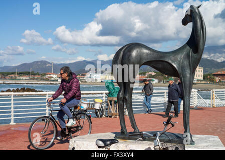 Fischer an der Pier in Marina di Massa, Toskana, Italien, EU, Europa Stockfoto