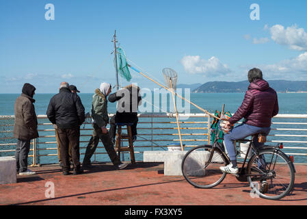 Fischer an der Pier in Marina di Massa, Toskana, Italien, EU, Europa Stockfoto