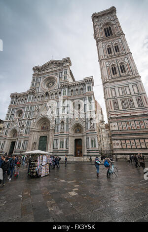 Stand der Souvenirs und Zeitungen in Piazza del Duomo, Florenz, Italien Stockfoto