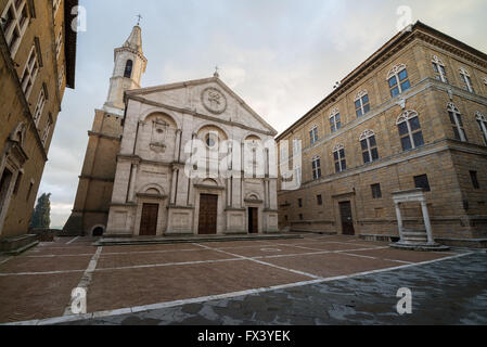 die Kathedrale Santa Maria Assunta in den wichtigsten Platz von Pienza, Piazza Pio II, Toskana, Italien, Europa Stockfoto