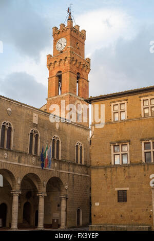 Glockenturm der Stadt Halle von Pienza, Italien Stockfoto