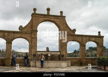 Brunnen in den wichtigsten Platz von Pitigliano, Grosseto, Italien, EU, Europa Stockfoto