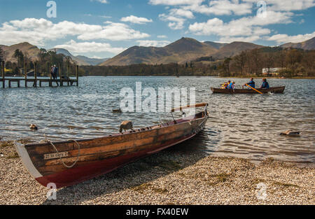 Ruderboote auf Derwentwater mit Hil Catbells in der Ferne. See-Bezirk von Cumbria in Keswick. Stockfoto