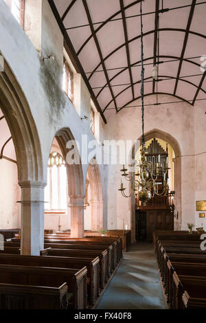 Innenraum, Blick Richtung Westturm des 14. Jahrhundert Kirche von St James weniger Eisen Acton, South Gloucestershire. Stockfoto