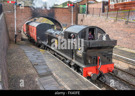 Llangollen Eisenbahn Spring Steam Gala April 2016. GWR 4500 Klasse 2-6-2 t No.4566 Llangollen Bahnhof. Stockfoto