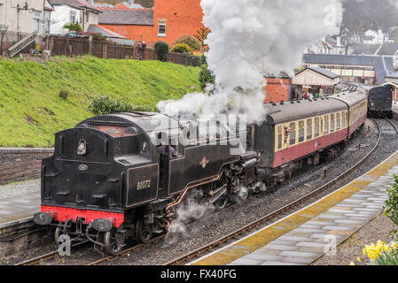 Llangollen Eisenbahn Spring Steam Gala April 2016. BR Standard 4MT Klasse 2-6-4 t No.80072 Llangollen Bahnhof. Stockfoto