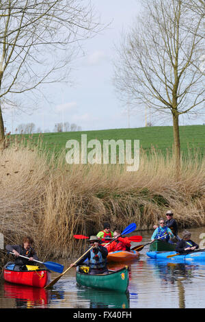 Kanu & Bootfahren, entlang dem Fluss Blackwater, Kelvedon, Essex, UK Stockfoto