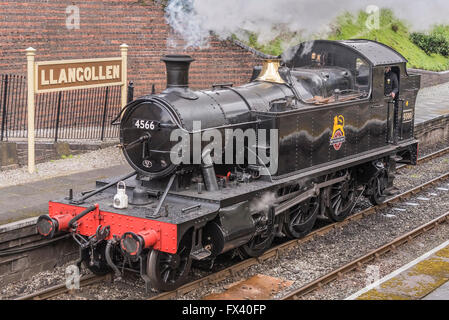 Llangollen Eisenbahn Spring Steam Gala April 2016. GWR 4500 Klasse 2-6-2 t No.4566 Llangollen Bahnhof. Stockfoto