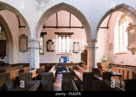 Interne Arkade der mittelalterlichen Kirche von St James weniger, 14. Jahrhundert, Eisen Acton, South Gloucestershire. Stockfoto