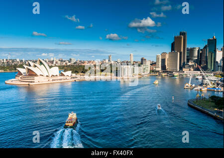 Der Blick von der Sydney Harbour Bridge, Australien mit Blick auf das Sydney Opera House und dem Hafen mit Fähre und Taxis. Stockfoto