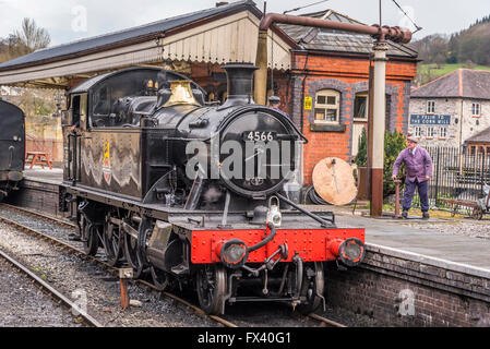 Llangollen Eisenbahn Spring Steam Gala April 2016. GWR 4500 Klasse 2-6-2 t No.4566 Llangollen Bahnhof. Stockfoto