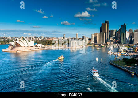 Der Blick von der Sydney Harbour Bridge, Australien mit Blick auf das Sydney Opera House und dem Hafen mit Fähre und Taxis. Stockfoto