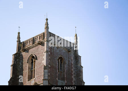 Oben auf dem 1439 Turm von St.James weniger, einer mittelalterlichen Kirche im Dorf Eisen Acton, South Gloucestershire. Stockfoto