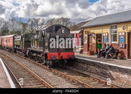 Llangollen Eisenbahn Spring Steam Gala April 2016. GWR 4500 Klasse 2-6-2 t No.4566 infront von GWR 0-6-0 P am Glyndyfrdwy Bahnhof Stockfoto