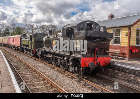 Llangollen Eisenbahn Spring Steam Gala April 2016. GWR 4500 Klasse 2-6-2 t No.4566 infront von GWR 0-6-0 P am Glyndyfrdwy Bahnhof Stockfoto