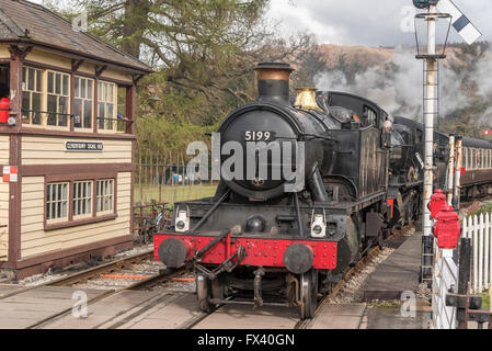 Llangollen Eisenbahn Spring Steam Gala April 2016. BR 4-6-0 No.7820 Dinmore Manor hinter Tenderlok GWR 5101 Klasse 2-6-2 t No.5199 Stockfoto