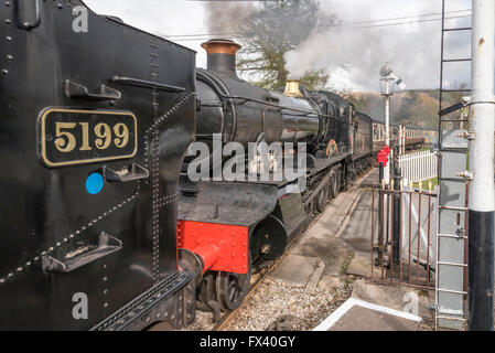 Llangollen Eisenbahn Spring Steam Gala April 2016. BR 4-6-0 No.7820 Dinmore Manor hinter Tenderlok GWR 5101 Klasse 2-6-2 t No.5199 Stockfoto