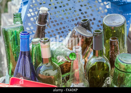 Staubige alte leere Flaschen von Alkohol am Tag Stockfoto