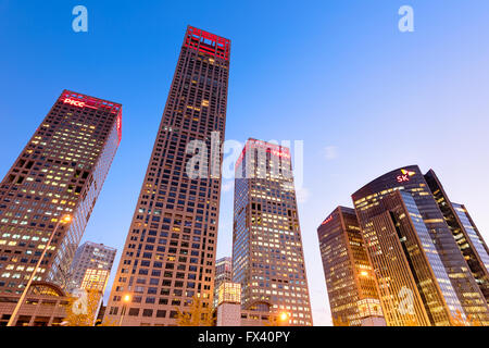 Peking, China - 27. Oktober 2015: Nachtansicht des high-Rise Bürogebäude an der Central Business District in Peking, China. Stockfoto