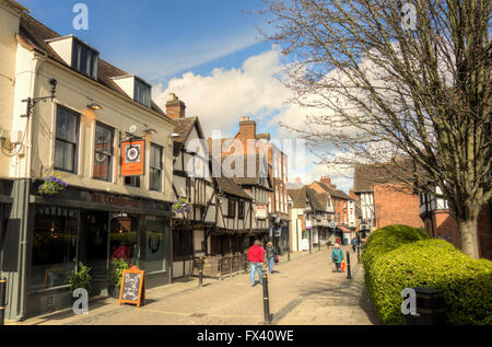 Geschäfte und Menschen beim Einkaufen in Friar Street in den Trümmern in Worcester Stadtzentrum Stockfoto