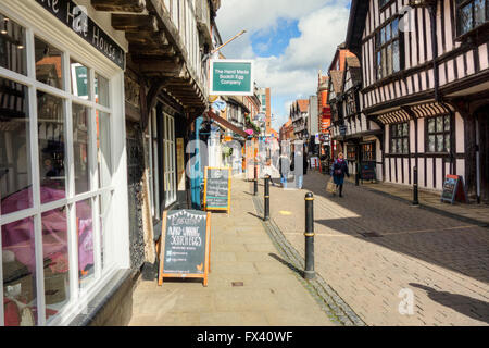 Geschäfte und Menschen beim Einkaufen in Friar Street in den Trümmern in Worcester Stadtzentrum Stockfoto