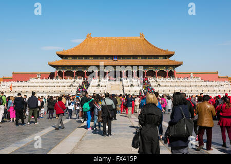 Beijing, China - 27. Oktober 2015: Große überfüllt von Touristen in der Nähe von Halle der höchsten Harmonie in der verbotenen Stadt in Peking. Stockfoto