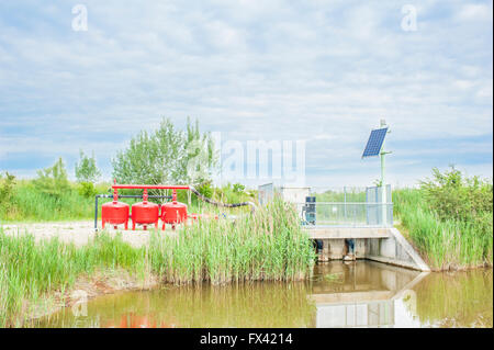 System Pumpen von Wasser für die Landwirtschaft, mit der Steuerung angetrieben durch Sonnenenergie Stockfoto