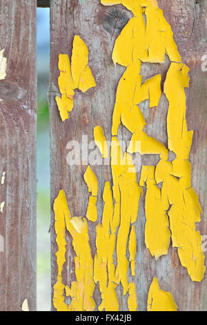 Alte Holzbretter mit gerissenen gelbe Farbe malen Stockfoto